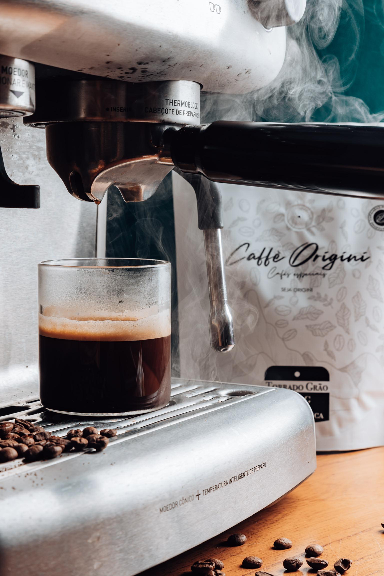 Café sendo coado em uma cafeteira